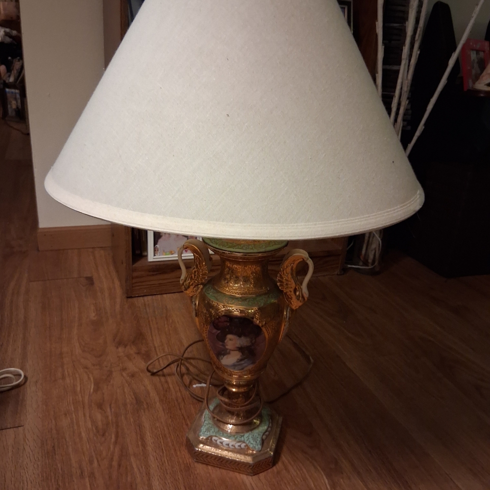 This is a vintage from france "Le Mieux" Table Lamp.